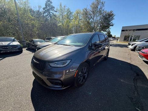 Used 2022 Chrysler Pacifica Touring-L w/ Uconnect Theater Family Group image 1