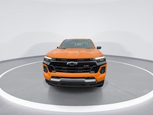 Used 2025 Chevrolet Colorado Z71 w/ Z71 Convenience Package 2 AWD/4WD image 3