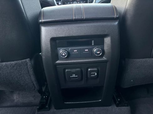 Used 2020 Chevrolet Traverse LT w/ LT Premium Package AWD/4WD image 18