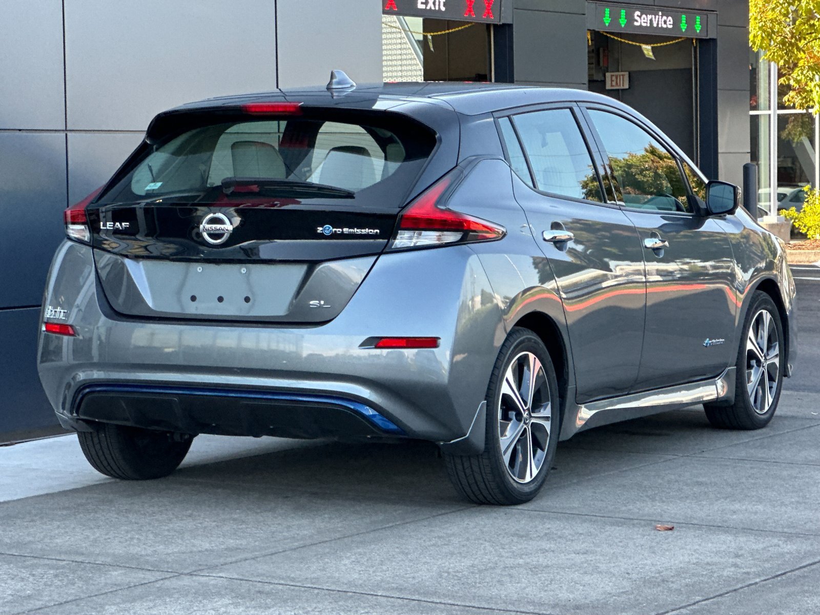Used 2018 Nissan Leaf SL w/ SL Technology Package FWD image 3