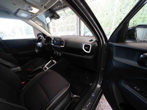 Used 2024 Hyundai Venue Limited FWD image 26