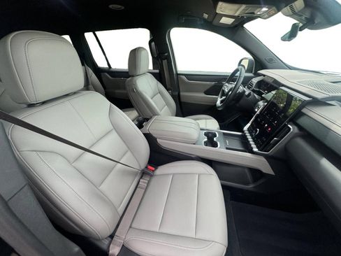 Used 2026 GMC Acadia Elevation w/ Elevation Premium Package FWD image 15