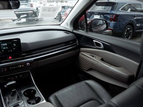 Used 2025 Kia Carnival image 29