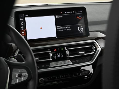 Certified 2025 BMW X4 xDrive30i w/ Premium Package image 21