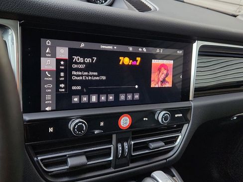 Certified 2025 Porsche Macan image 16