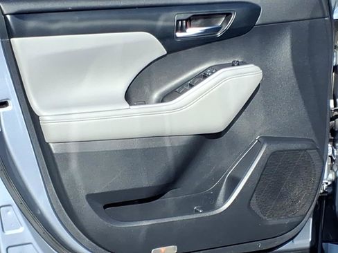 Used 2021 Toyota Highlander XLE image 18