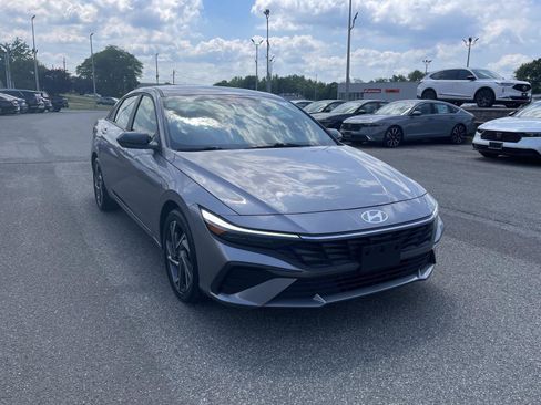 Used 2025 Hyundai Elantra SEL FWD image 1