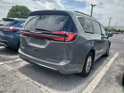 Used 2022 Chrysler Pacifica Touring-L FWD image 11