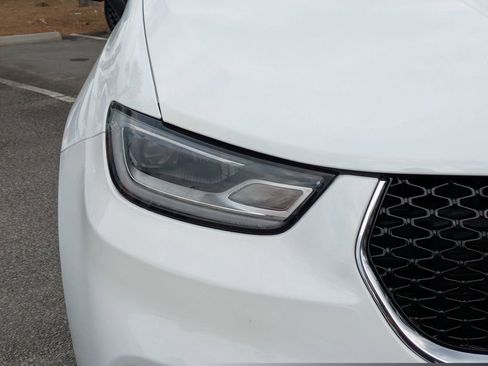 Used 2023 Chrysler Pacifica Touring-L image 10