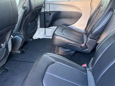 Used 2024 Chrysler Pacifica Touring-L image 13