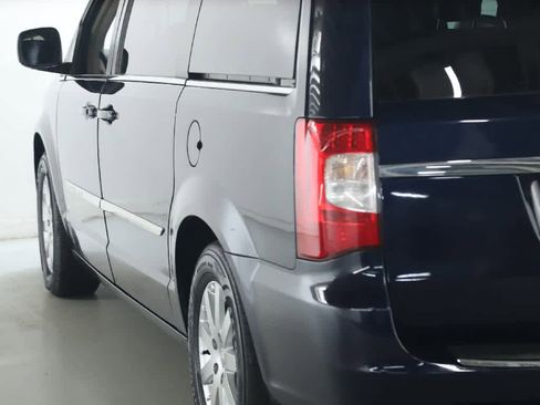 Used 2015 Chrysler Town & Country Touring FWD image 39