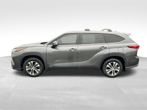 Used 2022 Toyota Highlander XLE AWD/4WD image 2