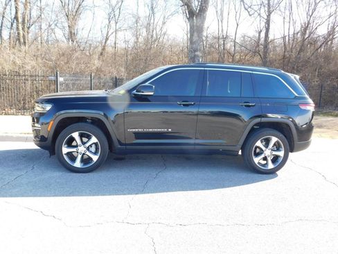 Used 2023 Jeep Grand Cherokee Limited image 2
