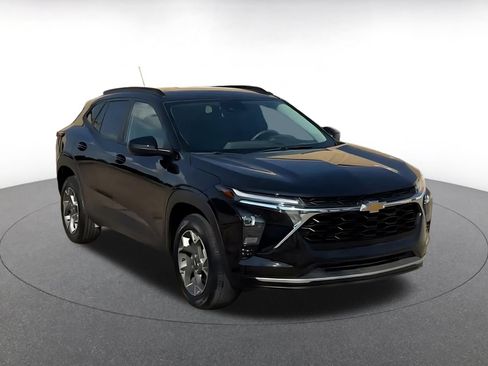 Used 2025 Chevrolet Trax LT FWD image 3
