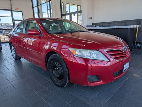 Used 2010 Toyota Camry LE image 1
