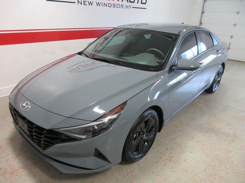 Used 2023 Hyundai Elantra SEL w/ Preferred Accessory Package image 9