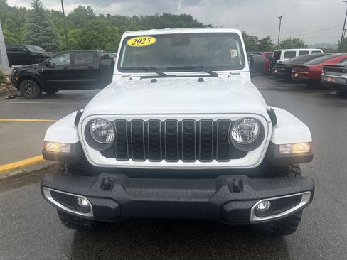 Used 2025 Jeep Gladiator Sport AWD/4WD image 4