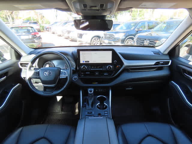 Used 2024 Toyota Highlander XLE AWD/4WD image 19