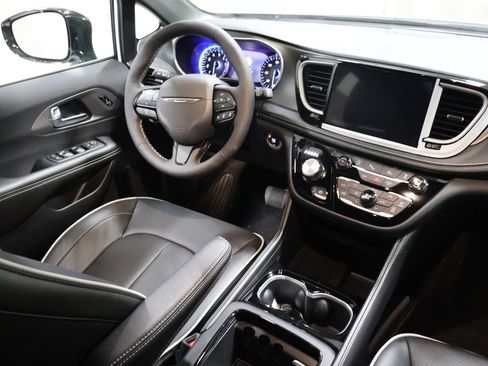 New 2027 Chrysler Pacifica Limited FWD image 18