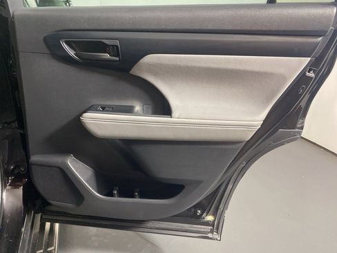 Used 2020 Toyota Highlander L image 30