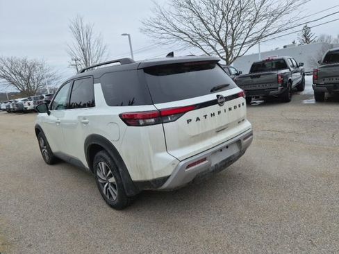 Used 2024 Nissan Pathfinder SL w/ Black Appearance Package image 7