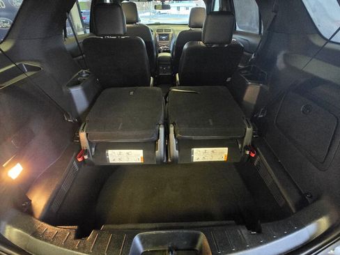 Used 2019 Ford Explorer XLT w/ Equipment Group 202A image 8