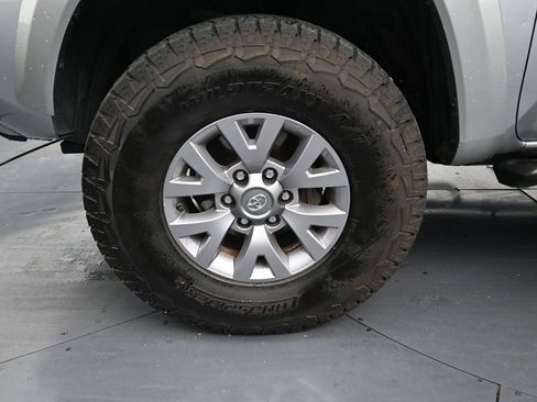 Used 2019 Toyota Tacoma SR5 w/ SR5 Appearance Package (SM) image 9