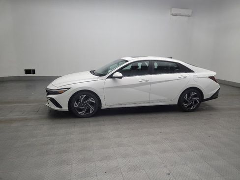 Used 2025 Hyundai Elantra SEL FWD image 2