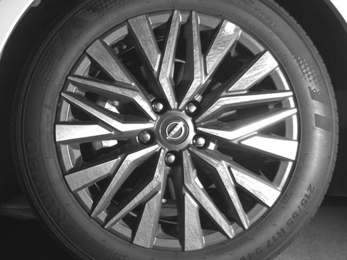 Used 2025 Nissan Altima 2.5 SV FWD image 12
