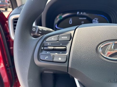 Certified 2025 Hyundai Venue SE image 22
