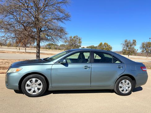 Used 2010 Toyota Camry LE image 4