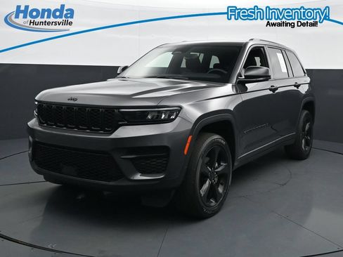 Used 2023 Jeep Grand Cherokee Altitude AWD/4WD image 3