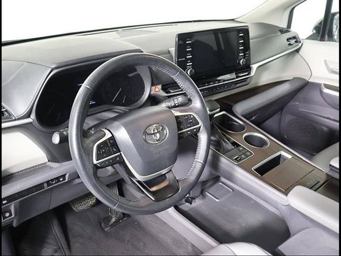 Used 2021 Toyota Sienna XLE FWD image 6