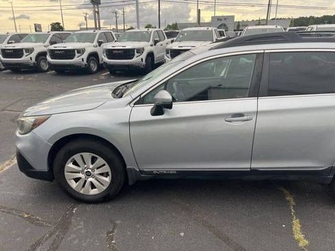 Used 2018 Subaru Outback 2.5i Premium AWD/4WD image 8