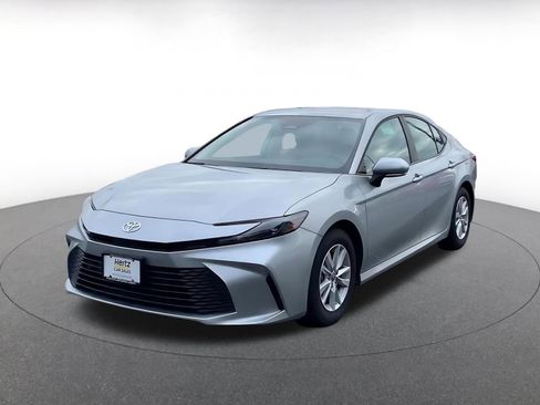 Used 2025 Toyota Camry LE image 7