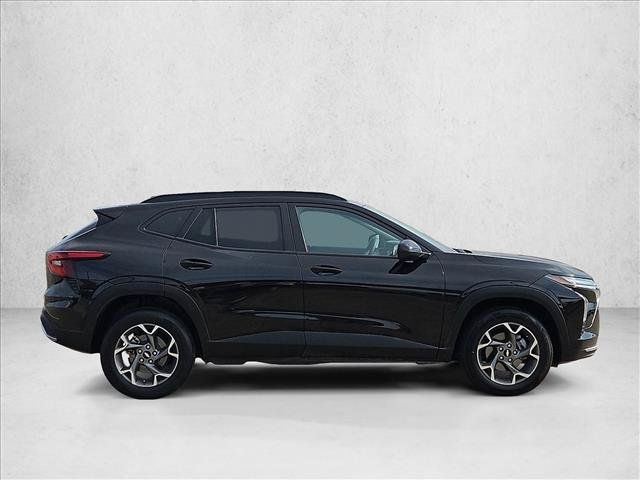 Used 2025 Chevrolet Trax LT FWD image 4