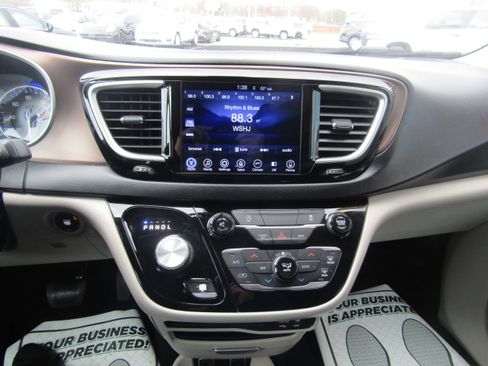 Used 2017 Chrysler Pacifica Touring Plus w/ Tire & Wheel Group image 18