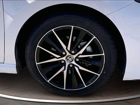 Used 2024 Toyota Camry SE image 9