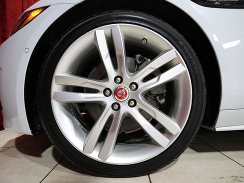 Used 2019 Jaguar XE Landmark Edition image 6