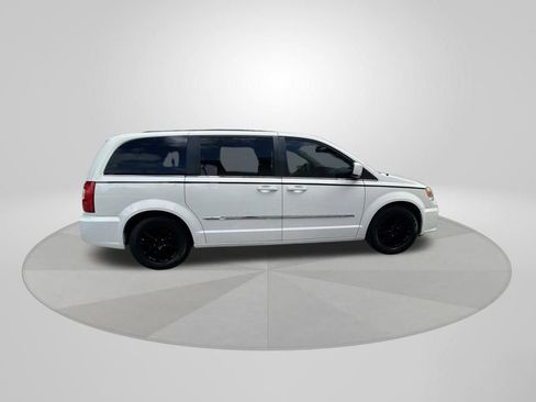 Used 2013 Chrysler Town & Country Touring image 8