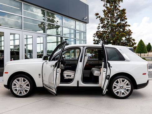 Certified 2023 Rolls-Royce Cullinan AWD/4WD image 38