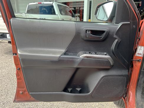 Used 2017 Toyota Tacoma SR5 w/ Tow Package RWD image 9