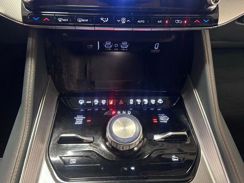 Used 2023 Jeep Grand Wagoneer Series III AWD/4WD image 18