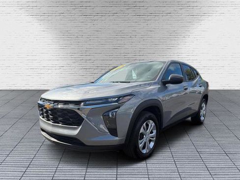 Used 2024 Chevrolet Trax LS w/ Driver Confidence Package image 9