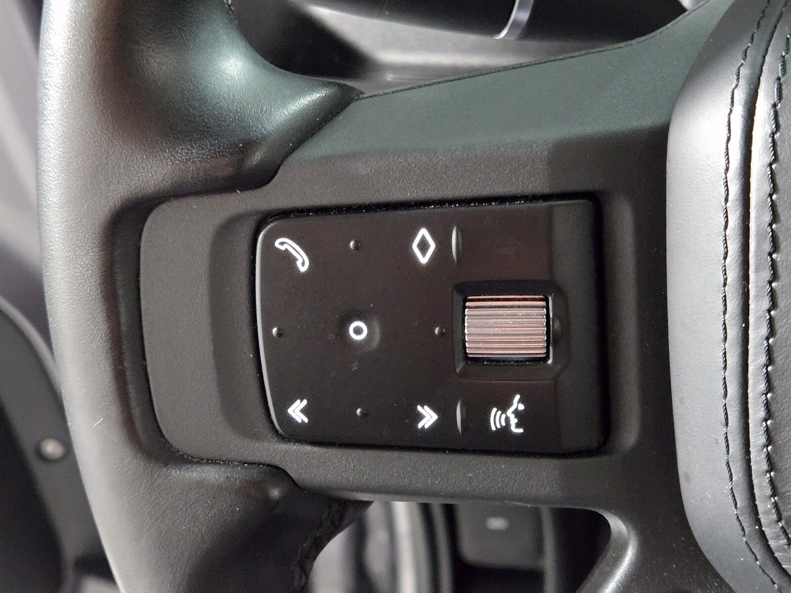 Used 2023 Land Rover Defender 90 X-Dynamic SE AWD/4WD image 24
