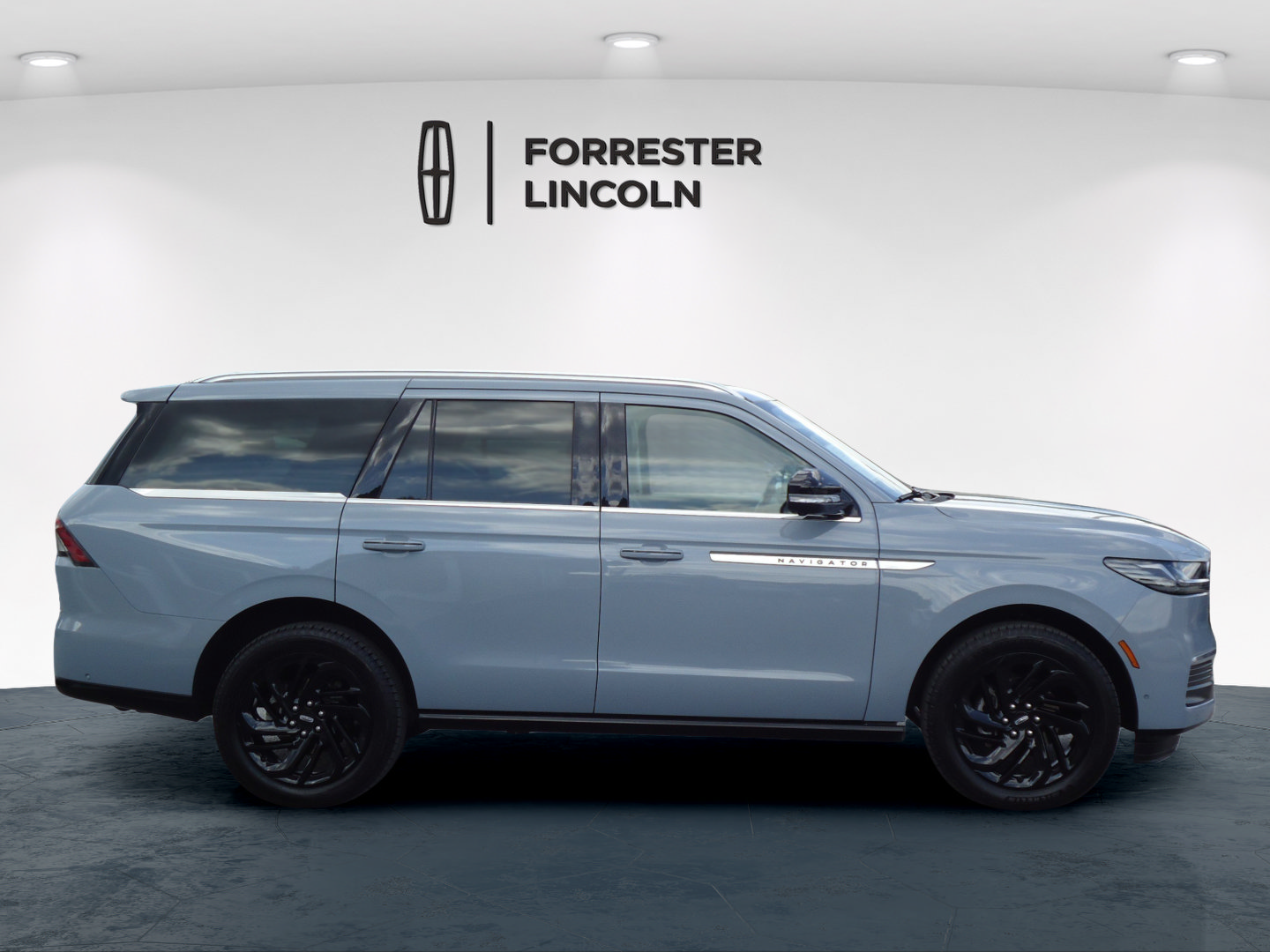 Used 2025 Lincoln Navigator Reserve AWD/4WD image 2