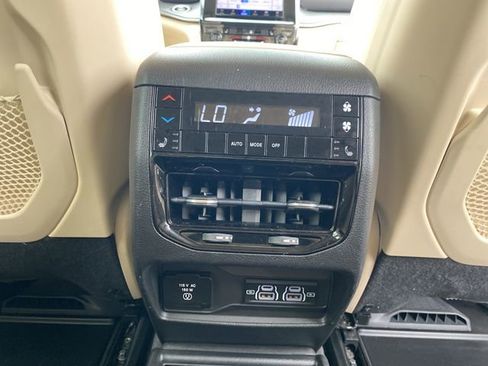 Used 2022 Jeep Grand Cherokee L Limited image 34