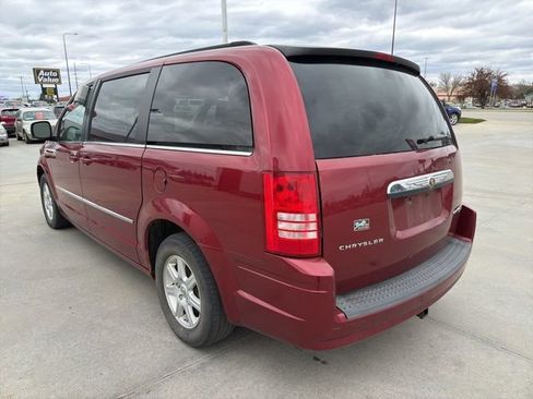 Used 2010 Chrysler Town & Country Touring FWD image 5