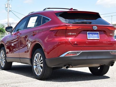 Used 2024 Toyota Venza XLE AWD/4WD image 9
