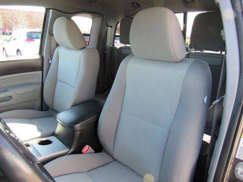 Used 2014 Toyota Tacoma 4x4 Access Cab w/ SR5 Package image 17